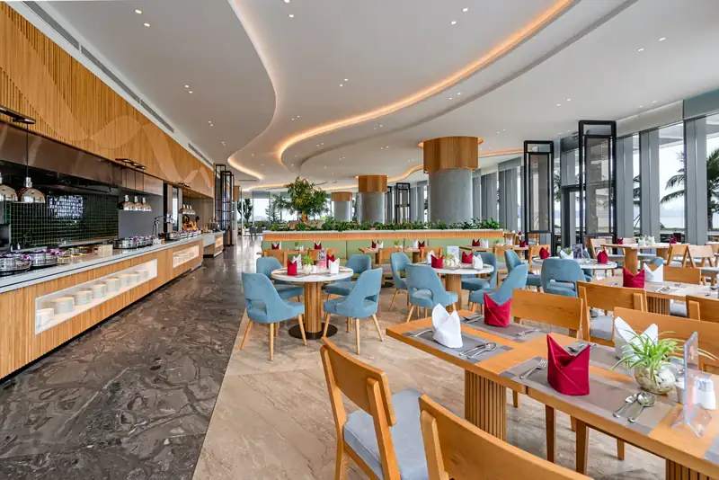 Quầy buffet và bàn ăn sáng ở nhà hàng Marché tầng 1, À La Carte Hạ Long