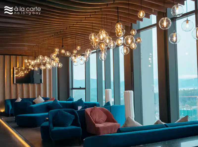 Sky Pub tầng 40 À La Carte Hạ Long, sofa cạnh cửa kính nhìn vịnh