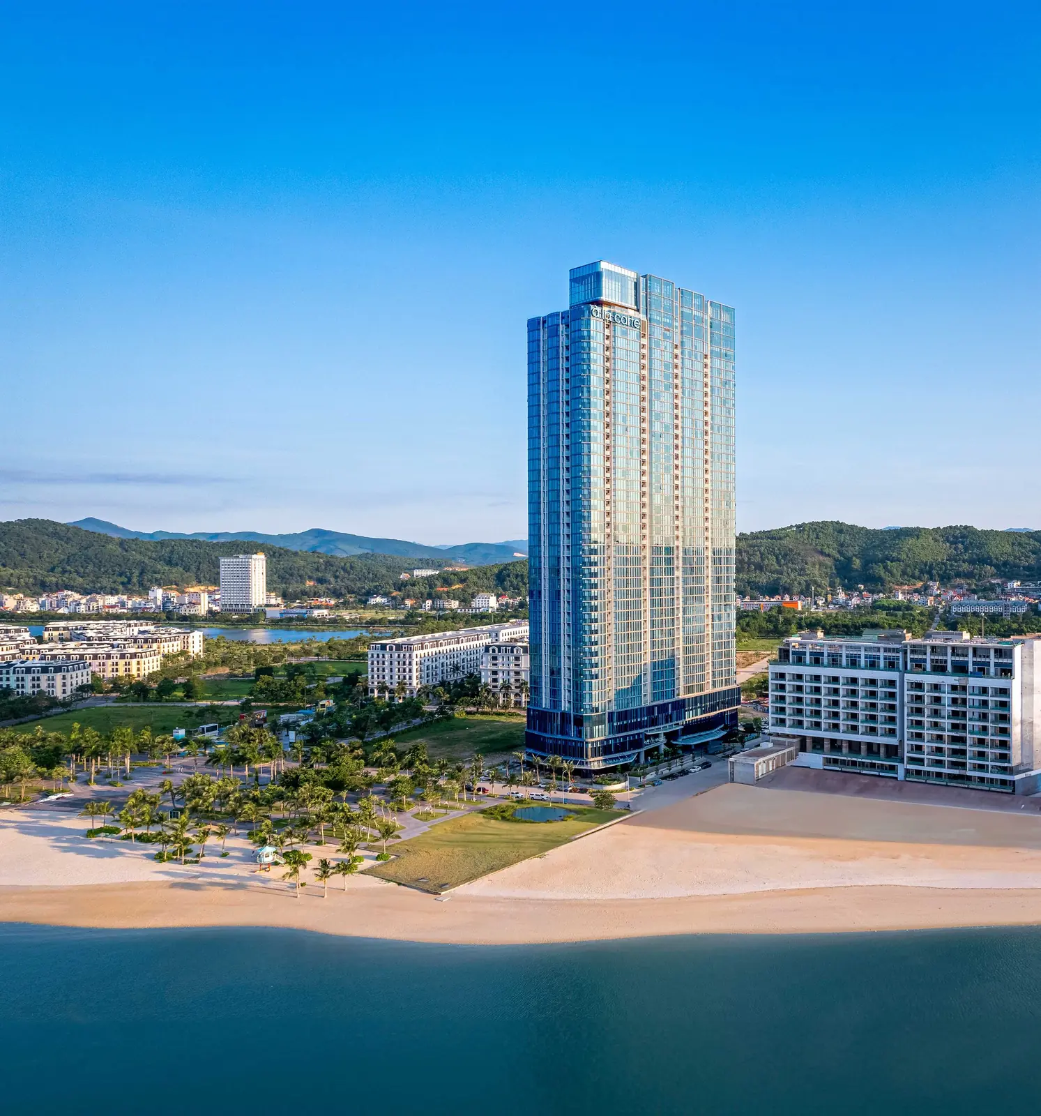 Tòa À La Carte Hạ Long Bay ở khu Hạ Long Marina, Bãi Cháy nhìn từ trên cao, trước tòa là bãi biển