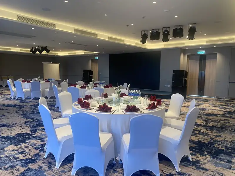 Ocean Ballroom 233 m² bày tiệc bàn tròn
