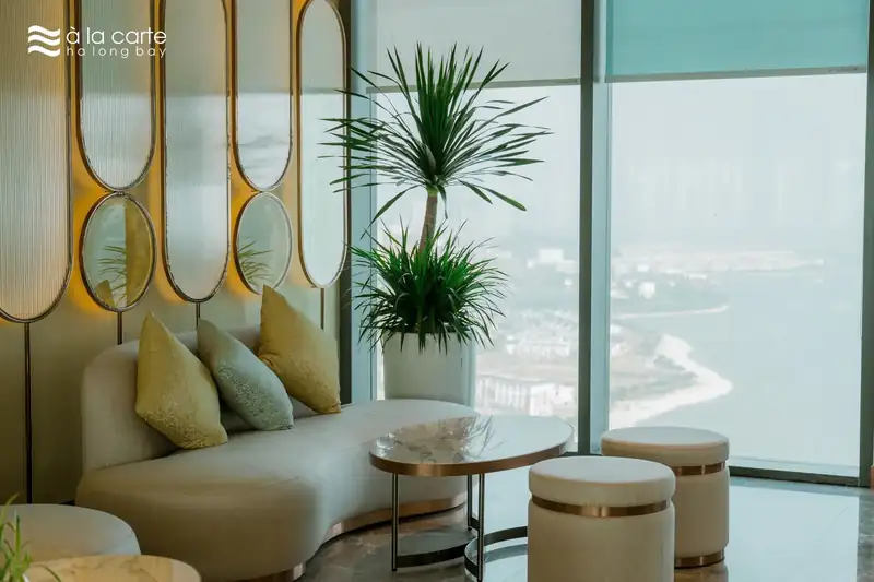 Góc sofa Bay Bar tầng 40 bên cửa kính nhìn ra vịnh