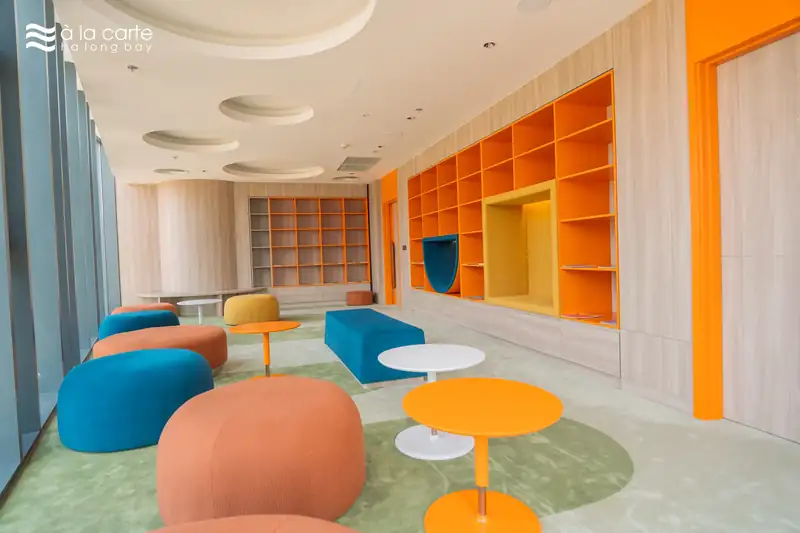 Góc đọc sách với ghế đôn màu ở Kid's Oasis tầng 2
