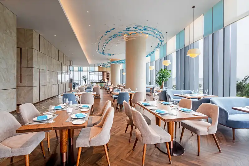Nhà hàng C'Dining tầng 2, bàn cạnh cửa kính
