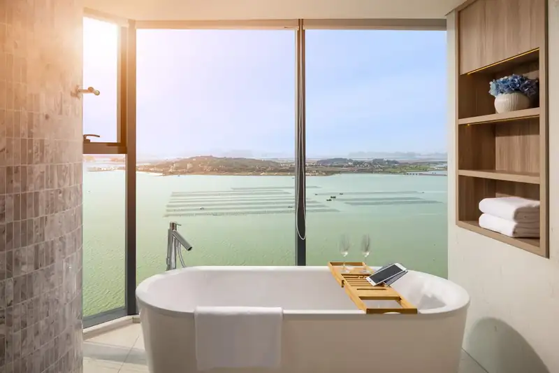 Bồn tắm cạnh cửa kính nhìn vịnh trong Executive Suite Bay Vista