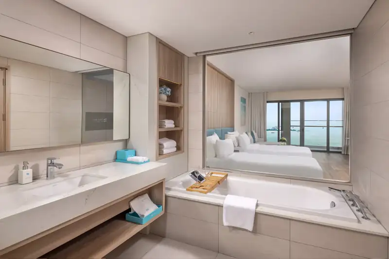 Phòng tắm có bồn tắm trong phòng Premier Bay View