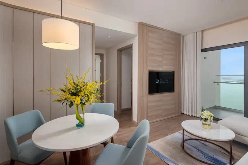 Phòng khách căn 2 phòng ngủ Executive Suite Bay Vista