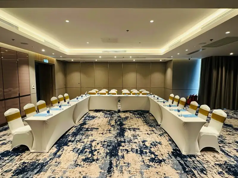 Phòng Hạ Long bày bàn chữ U cho cuộc họp nhỏ