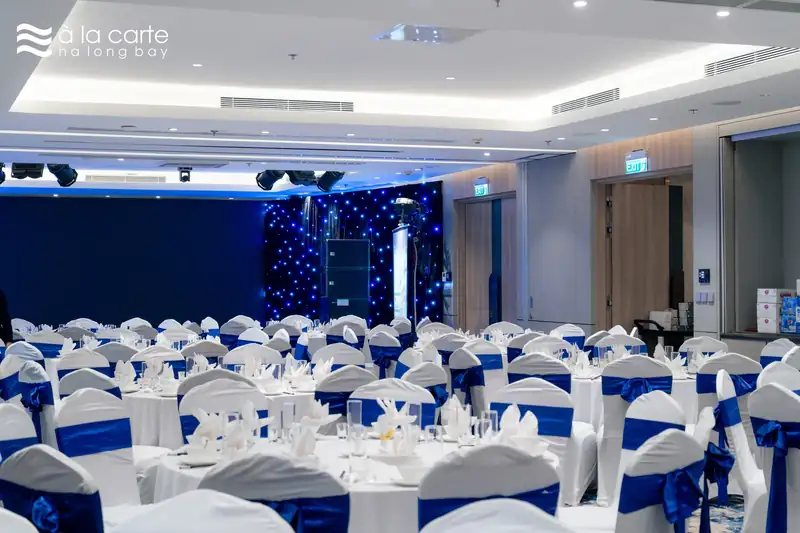 Tiệc gala trong phòng Hạ Long gộp, phông nền rèm sao xanh