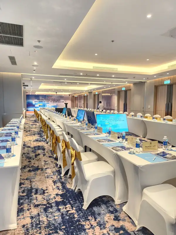 Bàn họp hình vuông rỗng có màn hình trong phòng Hạ Long