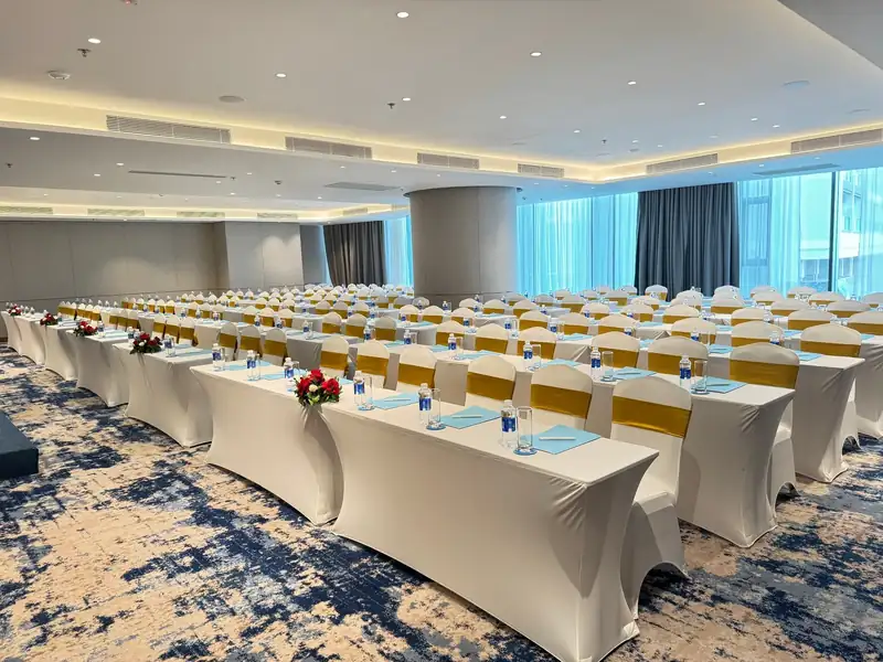 Ocean Ballroom bày kiểu lớp học, bàn phủ khăn trắng