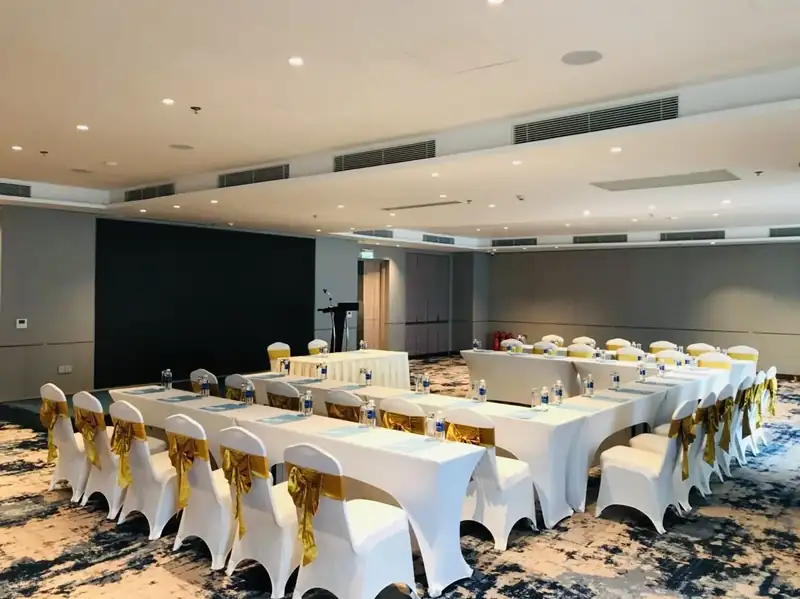 Ocean Ballroom bày bàn chữ U trước bục phát biểu