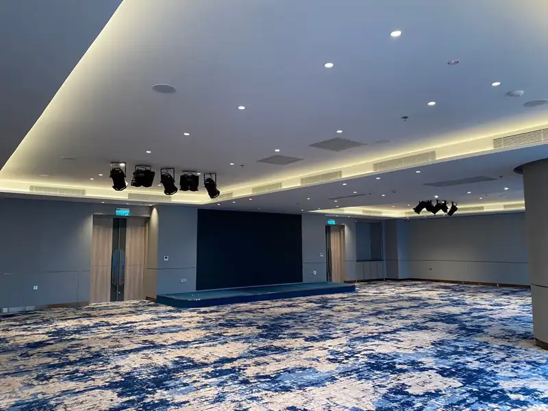 Ocean Ballroom để trống, thảm xanh, sân khấu và dàn đèn chiếu