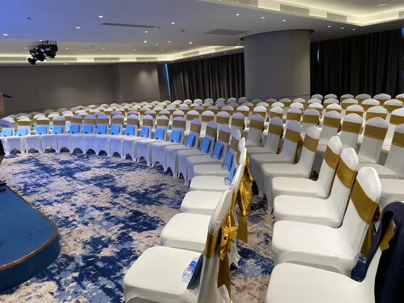 Ocean Ballroom bày ghế kiểu rạp hát vòng cung cho hội nghị