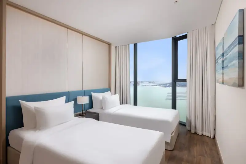 Phòng ngủ 2 giường đơn nhìn vịnh, căn 2 phòng ngủ hướng vịnh (ảnh khách sạn dùng chung cho Suite Bay Vista và Executive Suite Bay Vista)