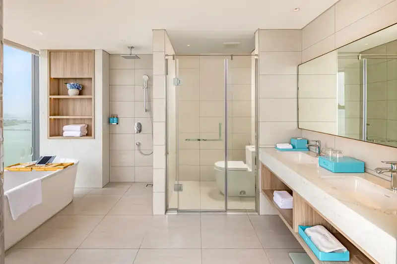 Phòng tắm Executive Suite Bay Vista: bồn tắm cạnh cửa sổ, buồng tắm đứng vách kính