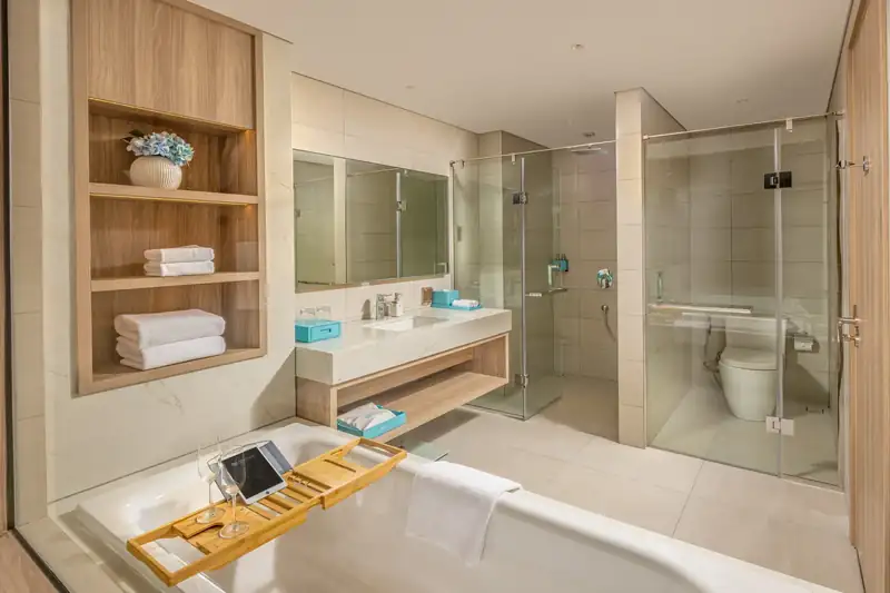 Phòng tắm Executive Bay View: bồn tắm, buồng tắm đứng vách kính và bồn rửa