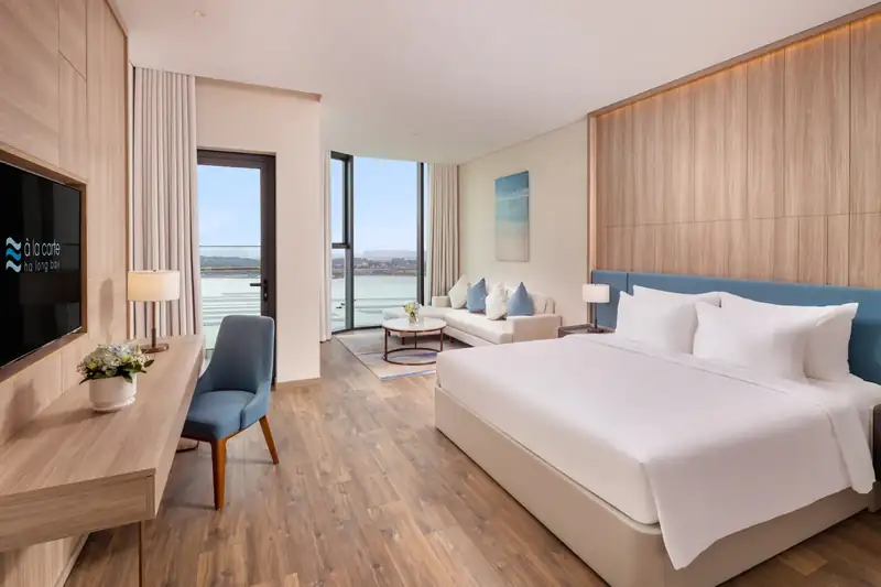 Phòng Executive Bay View giường đôi lớn, cửa kính nhìn vịnh