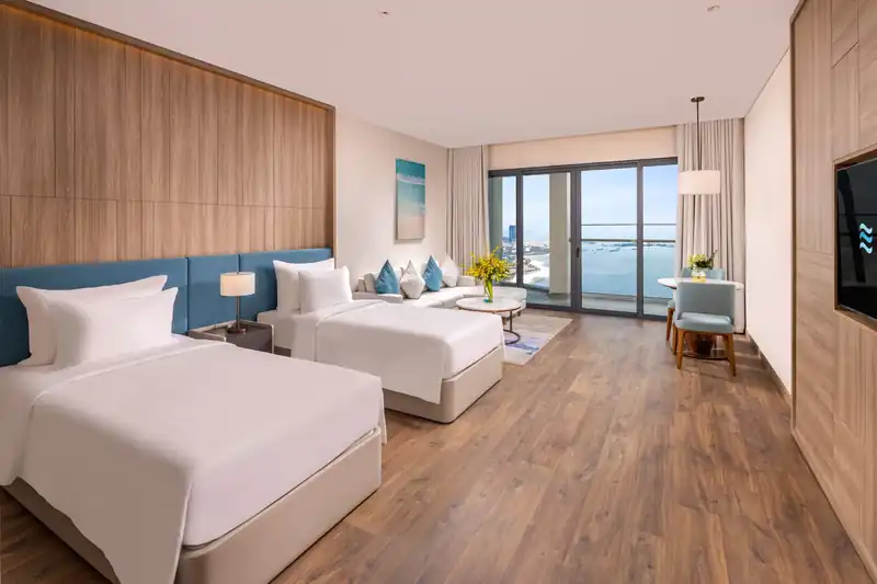 Premier Bay View 2 giường đơn, cuối phòng là cửa kính nhìn ra vịnh