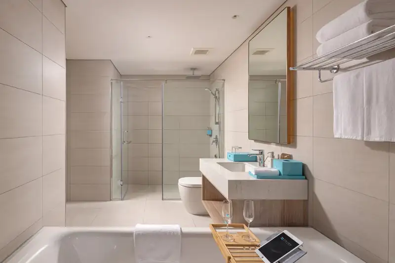 Phòng tắm có bồn tắm riêng trong phòng Premier Bay View