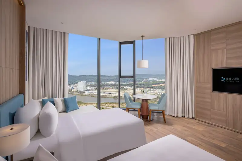 Phòng Premier City View 2 giường đơn, cửa kính nhìn ra phố