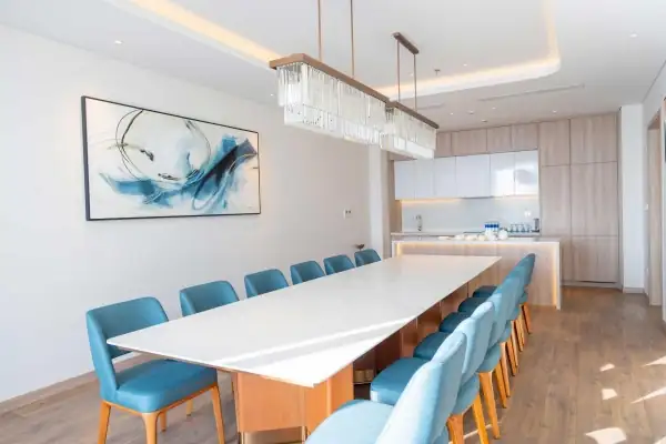 Bàn ăn dài và quầy bếp trong Sky Penthouse