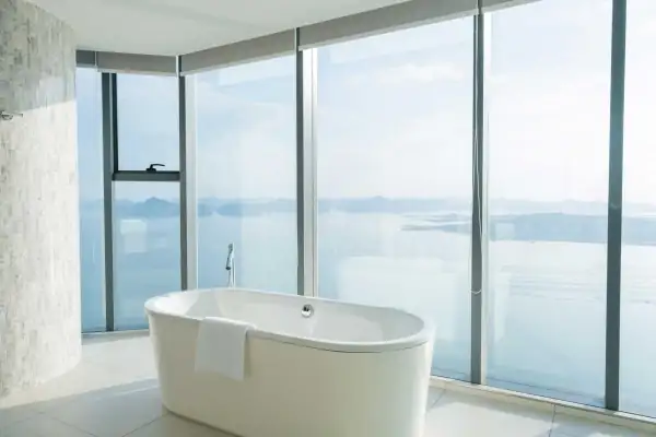 Bồn tắm đặt cạnh vách kính nhìn vịnh trong Sky Penthouse