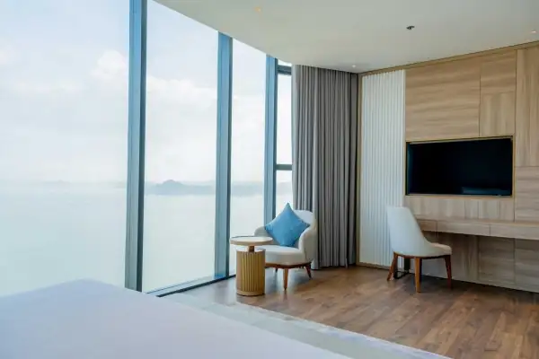 Góc ngồi và TV cạnh vách kính nhìn vịnh trong Sky Penthouse