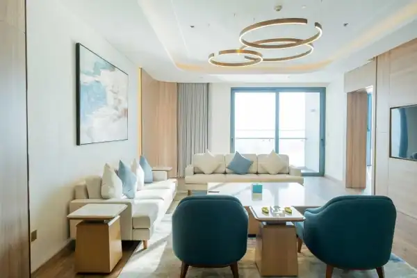 Phòng khách rộng Sky Penthouse tầng 37 với đèn chùm và sofa