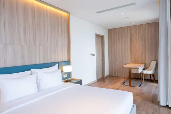 Phòng ngủ giường đôi lớn có bàn làm việc trong Sky Penthouse