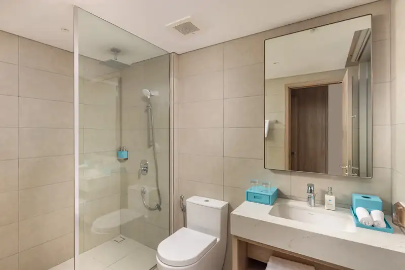 Phòng tắm vòi sen đứng, vách kính trong Suite Bay Vista