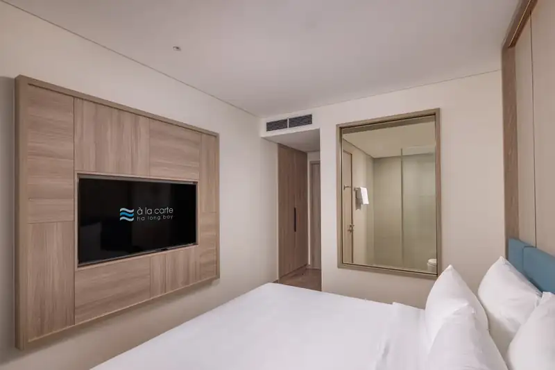 Phòng ngủ Suite Bay Vista với TV treo tường và gương lớn