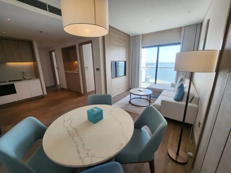 Bàn ăn, phòng khách và góc bếp nhỏ của Suite City Vista