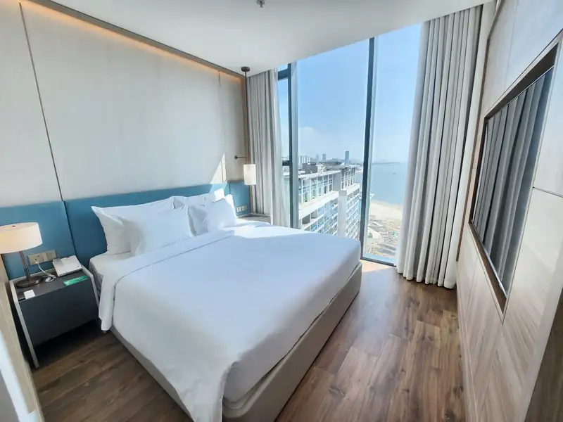Phòng ngủ giường đôi cạnh cửa kính trong Suite City Vista loại 2 giường đôi