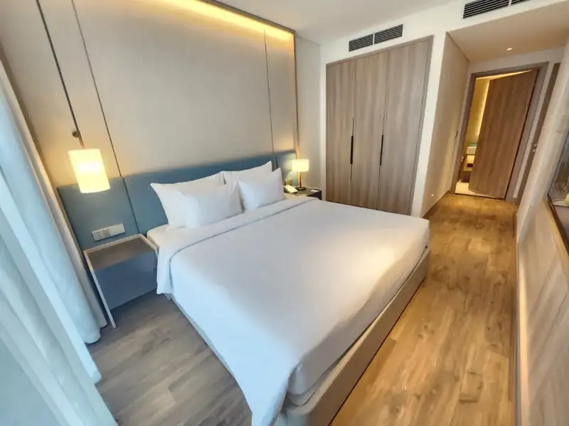 Phòng ngủ giường đôi Suite City Vista với tủ quần áo âm tường