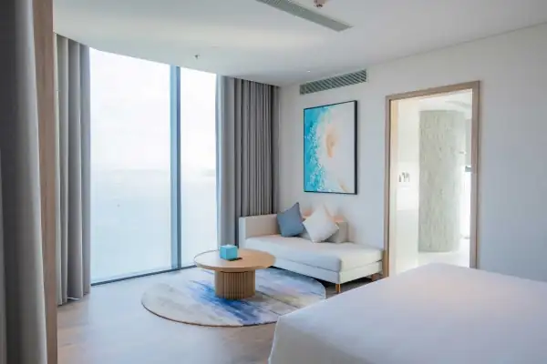 Phòng ngủ Sky Penthouse tầng 37, cửa kính lớn nhìn ra vịnh