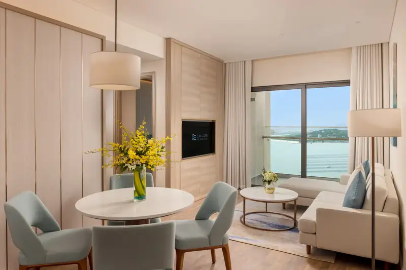 Phòng khách Suite Bay Vista 2 phòng ngủ nhìn ra vịnh