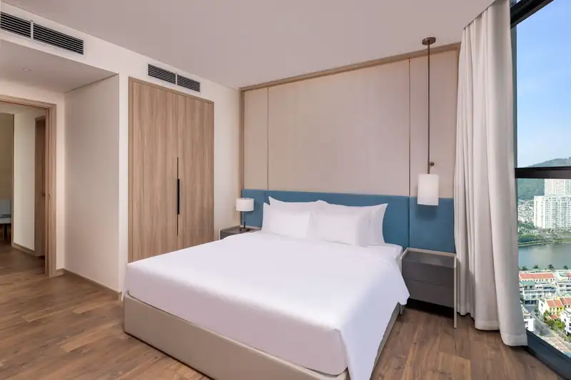Phòng ngủ giường đôi trong Suite Bay Vista