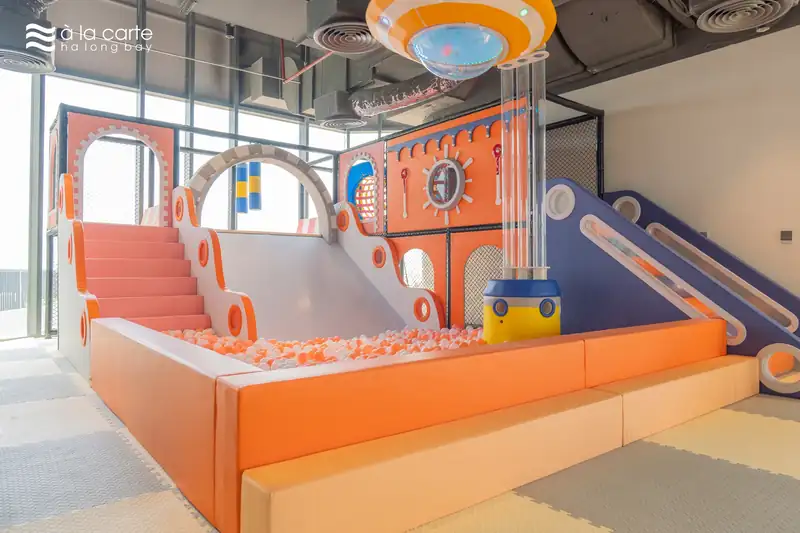 Cầu trượt trong khu vui chơi Kid's Oasis