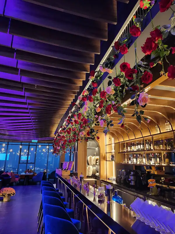 Quầy bar Sky Pub lên đèn buổi tối