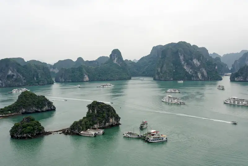 Các đảo đá vôi và tàu du lịch trên vịnh Hạ Long nhìn từ đỉnh đảo Ti Tốp