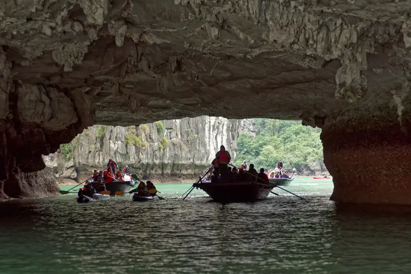 Thuyền nan chở du khách đi qua hang Luồn trên vịnh Hạ Long